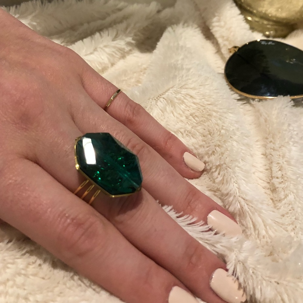 * BRAND NEW NEVER WORN* Emerald Green Gold Ring